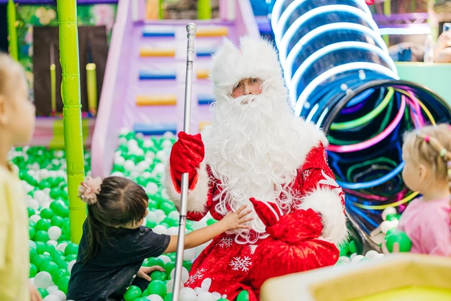 Сказочный волшебник будет веселить детей в развлекательном центре «Динозаврия» | Источник: Ксения Зимина