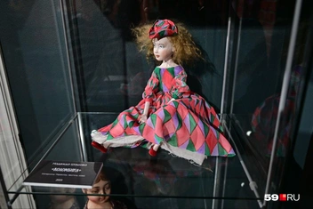 Кукла Коломбина, созданная Надеждой Шашовой | Источник: Василина Любимова / 59.RU