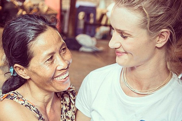 Роузи Хантингтон-Уайтли (Rosie Huntington-Whiteley), UNICEF | Источник: Instagram/rosiehw (запрещенная в России экстремистская организация)