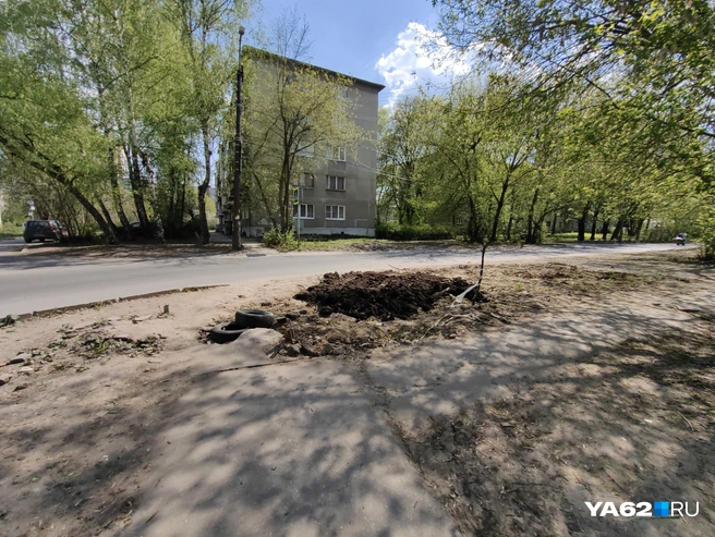 Огромная воронка красуется на улице героя СССР Александра Типанова | Источник: Кристина Мельникова / YA62.RU