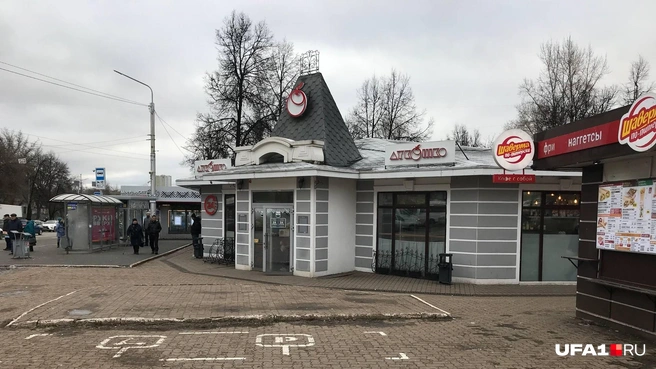 Знаменитый круглосуточный магазин на перекрестке | Источник: Андрей Сивец / UFA1.RU