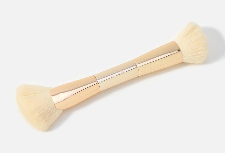 Двусторонняя кисть для моделирования лица RINKДвусторонняя кисть RINK создана как рабочий инструмент визажиста, но для домашнего использования: ей легко и нанести макияж, и довести его до аккуратного, профессионального результата. Один, более плотный и плоский конец подходит для кремового контуринга и точной проработки скул, линий нижней челюсти и носа, второй — пушистый — мягко растушевывает границы, наносит румяна и хайлайтер так, чтобы не было заметно, где начинается продукт и заканчивается кожа.