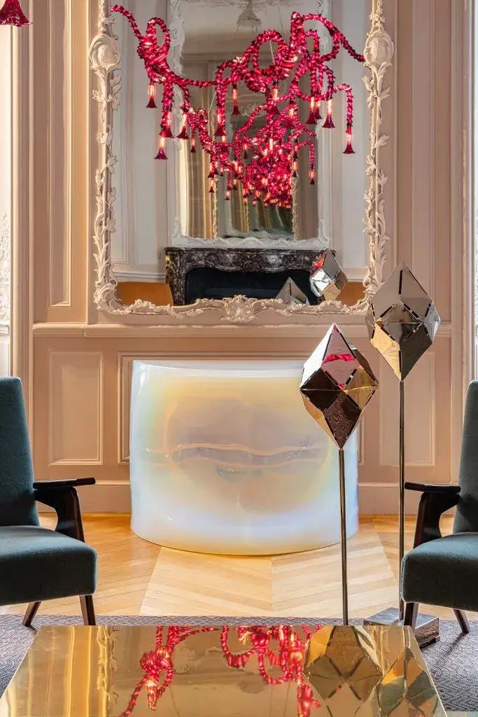 Розовая лампа Кристиана Пеллиццари была показана на Design Miami Paris 2024 года