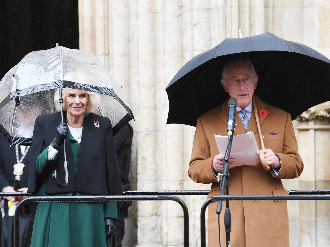 Карл III и королева-консорт Камилла в Йоркском соборе, где они открывают статую покойной королевы Елизаветы II, Йорк, 9 ноября 2022 | marieclaire.ru