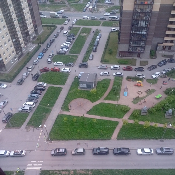 Так, например, ситуация с парковками выглядела 25 мая в 21.20. Мест нет | Источник: Жители ЖК «Живи! В Рыбацком»