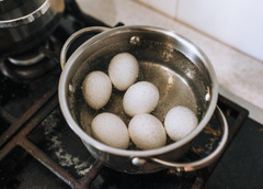 Почему нельзя выливать в раковину воду, в которой варились яйца — это вас удивит