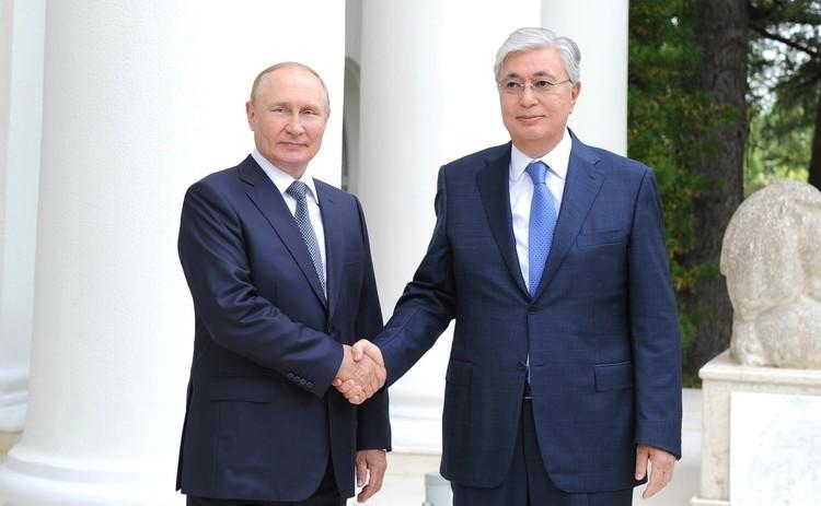 Токаев предложил Путину заморозить конфликт на Украине: что пообещал президент России
