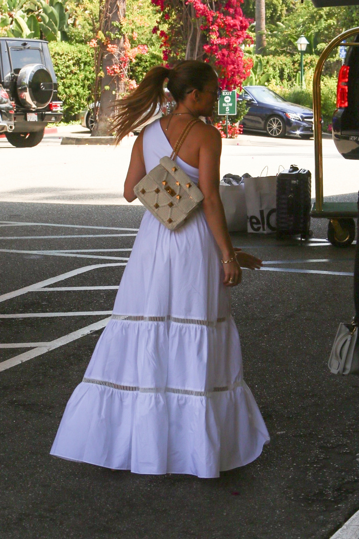 Дженнифер Лопес вновь намекает на статус «невесты»: белоснежное платье на одно плечо для пляжной церемонии