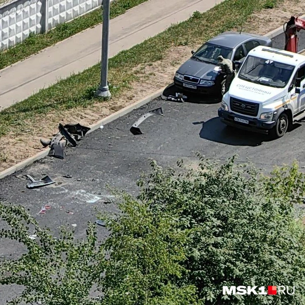 Детали BMW разлетелись по проезжей части | Источник: Дмитрий Бондарев / MSK1.RU