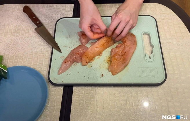 Первым делом нам нужно приготовить курицу. Филе обсушиваем и добавляем приправы: соль, черный перец, пряные травмы и паприку. Специи втираем в куриное филе и греем духовку до 200 градусов | Источник: Анастасия Хрипушина / NGS.RU