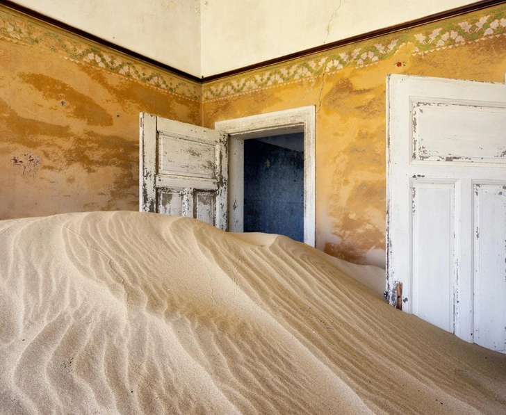 Песок заносит город-призрак Колманскоп, Намибия | Источник: Justinreznick / iStock