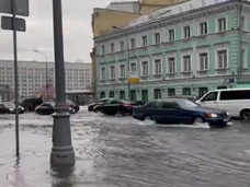 Москва ушла под воду: затопленные улицы, застрявшие в колесе обозрения люди, жители на лодках