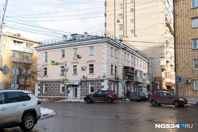 Трехэтажному дому на Декабристов в 2026 году исполняется 75 лет | Источник: Мария Ленц / NGS24.RU