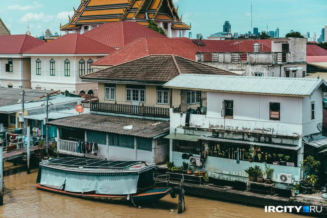 В Бангкоке много водного транспорта. Передвигаться по рекам и каналам порой быстрее, чем по городским пробкам. Вдоль этих каналов, кстати, тоже живут люди, поэтому плывешь себе по реке и видишь, как кто-то ужинает или развешивает одежду сушиться | Источник: Алина Ринчино / «ИрСити»