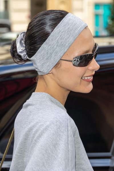 В стиле Беллы Хадид: повязка для волос — модный аксессуар для тех, кому надоели ободки