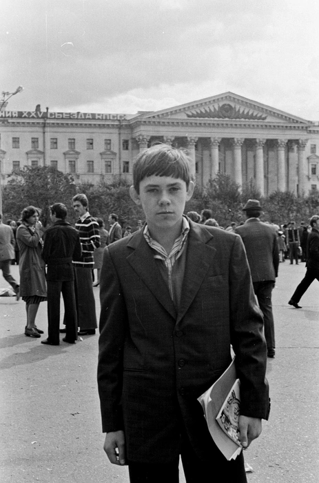 На книжном базаре, 1976 год. Мне 13 лет | Источник: Евгений Епанчинцев