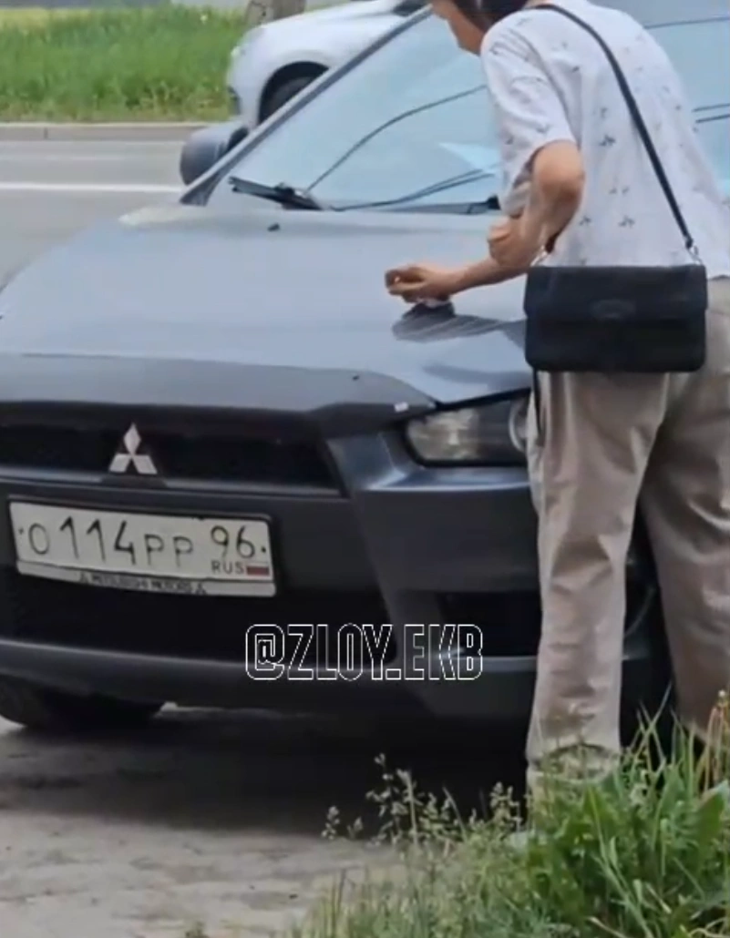 Женщина увлеченно царапала машину | Источник: zloy_ekb / Telegram.com