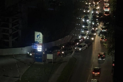Пробка на Тимирязева: очередь на заправку в два ряда