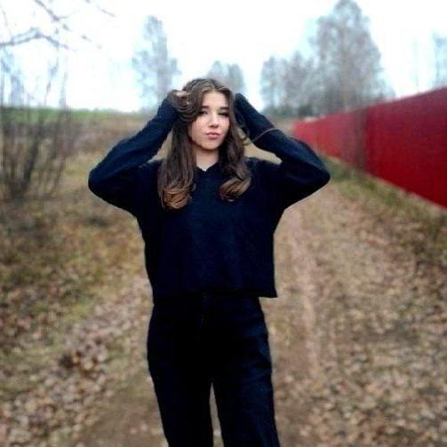 18-летнюю Надежду Вожакову, которую нашли мертвой на штырях забора в Перми, похоронили в белом платье