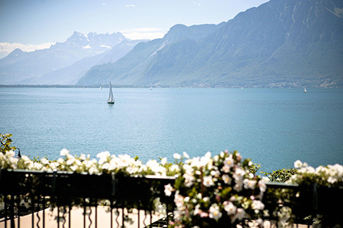 По Женевскому озеру постоянно курсируют пароходики, на которых можно отправиться в соседнюю Францию – например, в городок Эвиан.