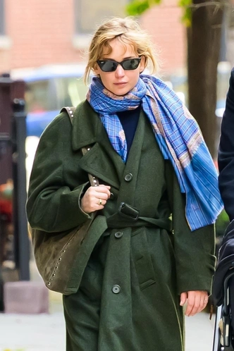 Пальто за 8 тысяч долларов и спортивные кроссовки — так может только Дженнифер Лоуренс | marieclaire.ru