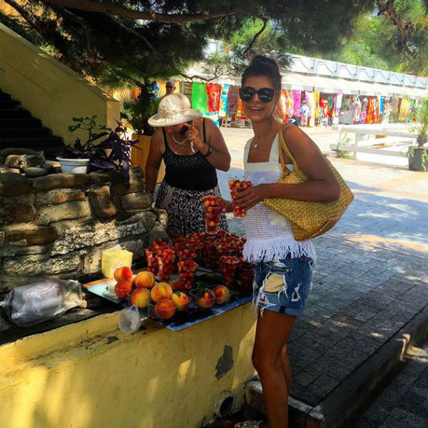 Перед свадьбой подруги Надежда Оболенцева посетила местный рынок и купила ягоды