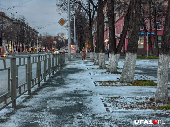 Хмурые горожане пошли на работу по заснеженным улицам | Источник: Булат Салихов / UFA1.RU