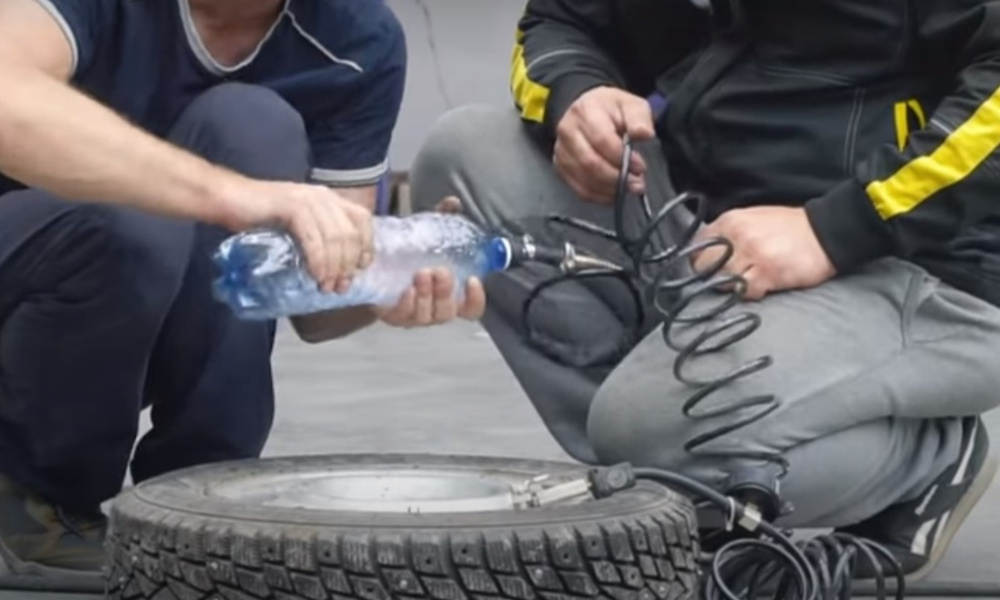 Зачем дальнобойщики надевают пластиковые бутылки на колеса