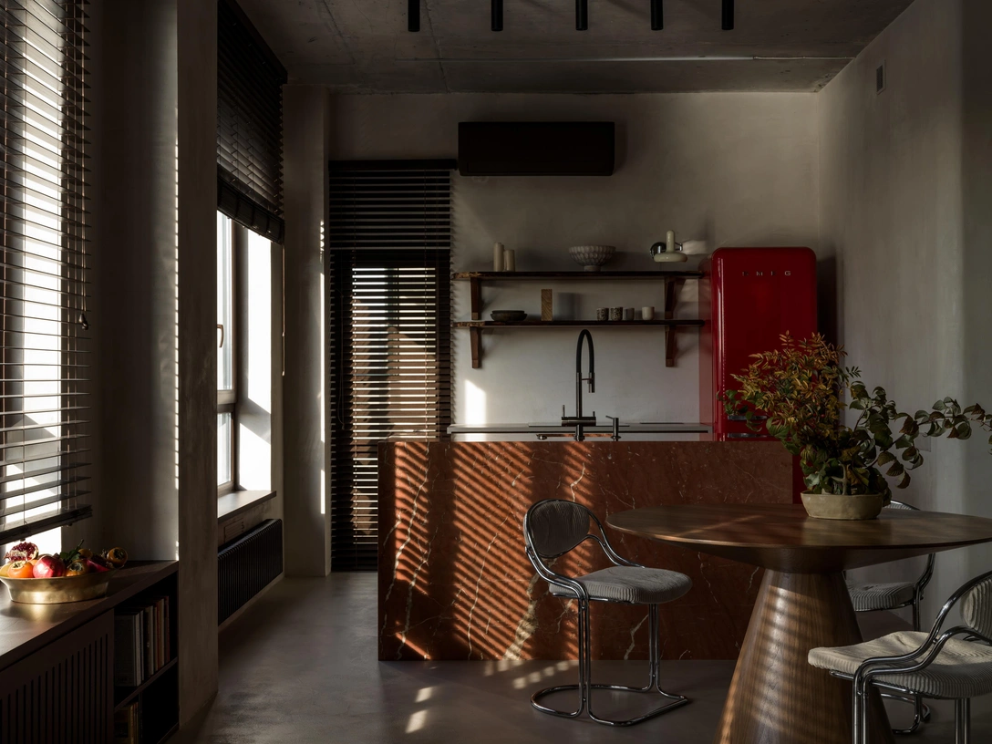 Микроцемент, «Наша студия декора». Кухонный гарнитур и корпусная мебель, студия «Да дерево». Холодильник, Smeg. Жалюзи, «Моне». | Источник: Михаил Чекалов. Стиль: Екатерина Иванникова