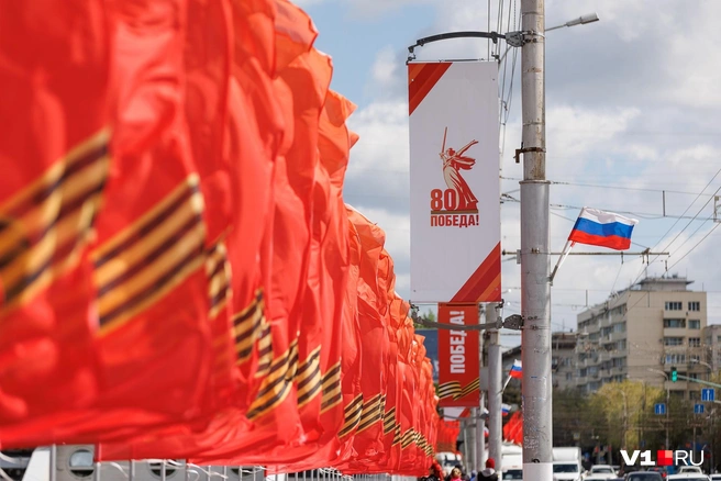 Флаги, кажется, заполонили всё пространство Астраханского моста | Источник: Алексей Волхонский / V1.RU