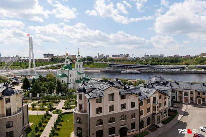 Недалеко от ЖК находится набережная. Причем на правую сторону можно перейти через мост Влюбленных | Источник: Ирина Шарова / 72.RU