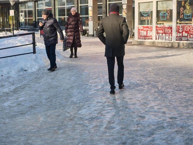 Пешеходы осторожно идут по улице Ленина, особенно на подъемах. | Источник: Александр Ощепков / NGS.RU