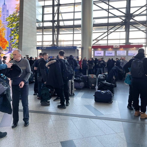 Люди толпятся возле стоек с информацией | Источник: читатель MSK1.RU