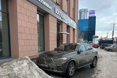 Водитель BMW с номерами AAA оставил машину на тротуаре в Челябинске