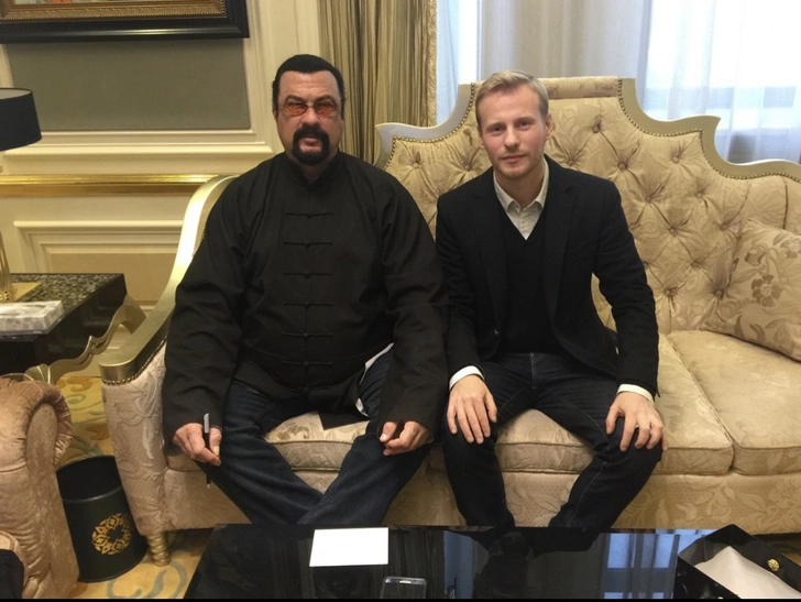 Вместе со Стивеном Сигалом продюсер открывал выставку «Самурай»