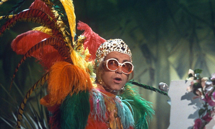 Элтон Джон в молодости фото без очков с открытыми глазами, костюмы с перьями: фото