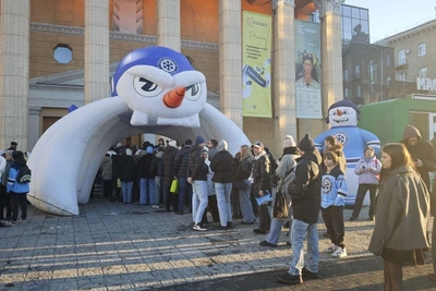 Болельщики собрались у кинотеатра Победа на хоккейный матч