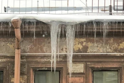 Женщину в Петербурге травмировала упавшая с крыши наледь