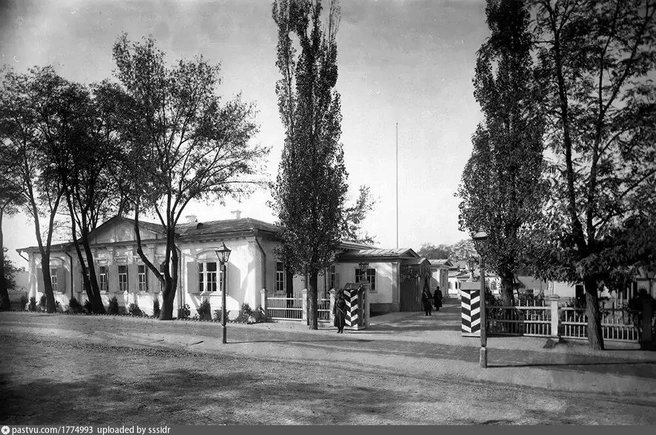Дом наказного атамана Леонова, 1888-й. В том же году в Екатеринодар прибыл император Александр III и этот дом на углу Красной и нынешней Советской стал «временным царским двором». Сейчас здесь находится здание госбанка | Источник: Афанасий Петрович Чернов