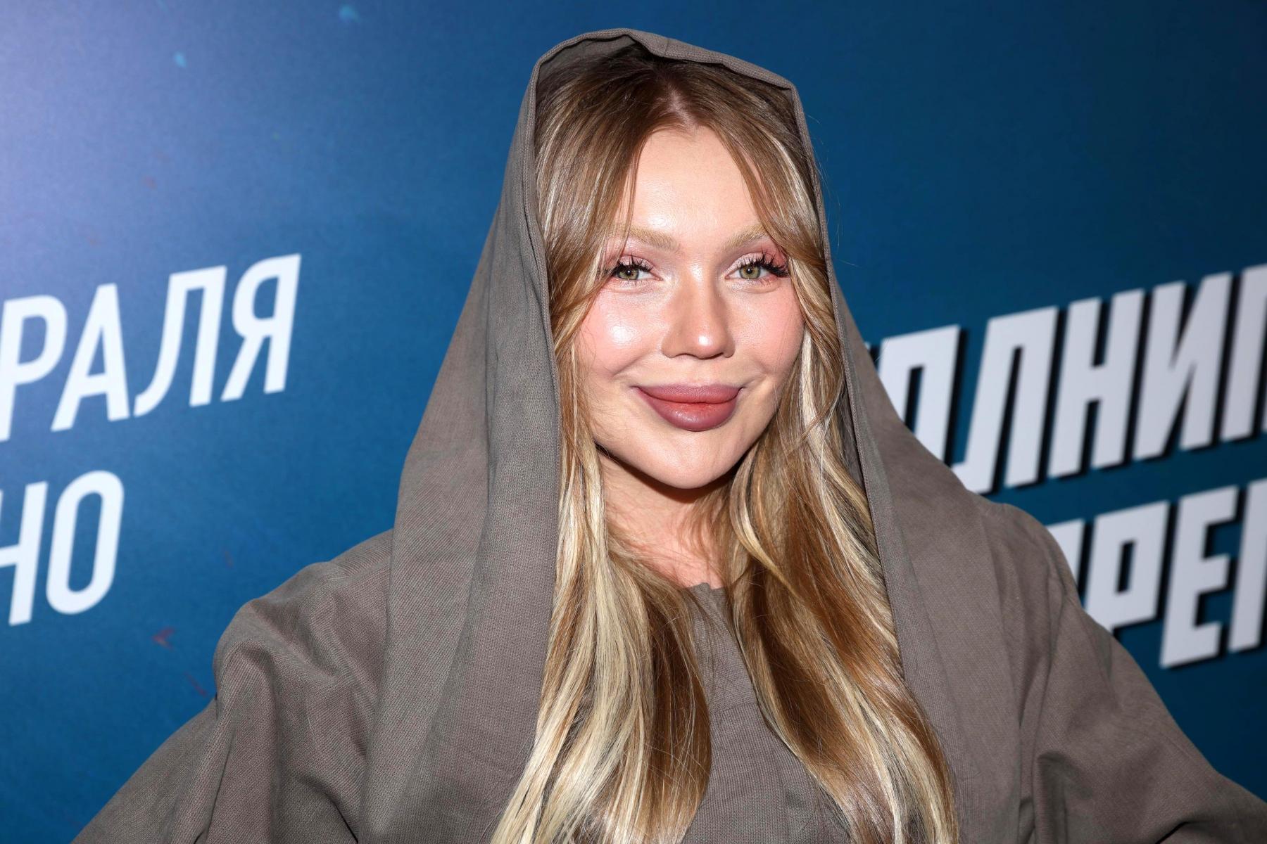 Спустя&nbsp; полгода знакомства Карина Кросс обвенчалась с 21-летним хоккеистом — видео из храма