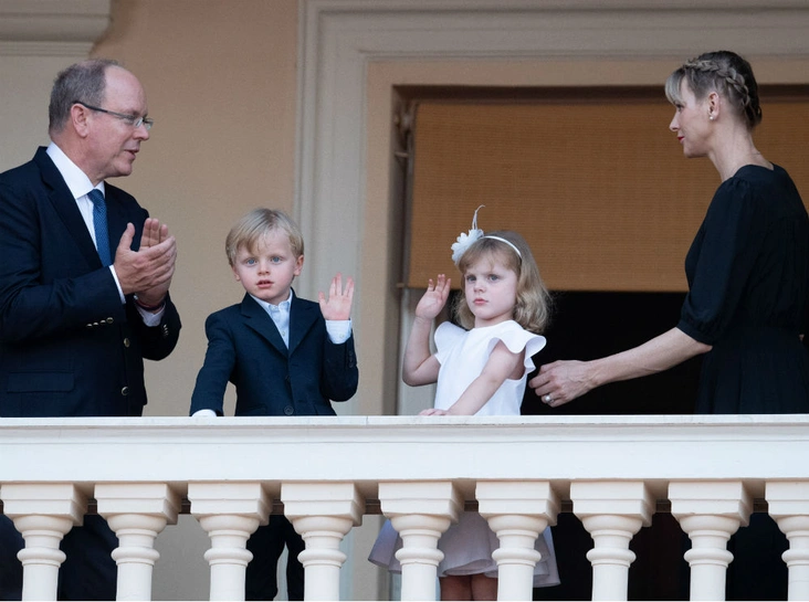 Князь и княгиня с детьми на балконе дворца, 23 июня 2020
