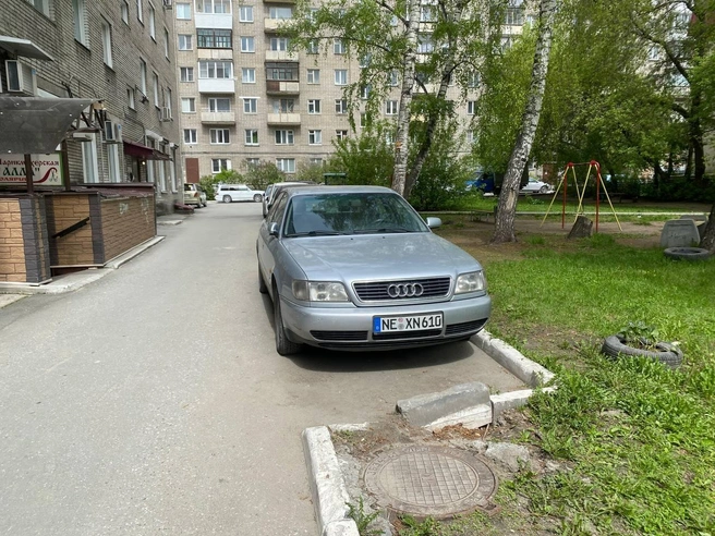 Машина стояла во дворе в Заельцовском районе | Источник: читательница Антонина
