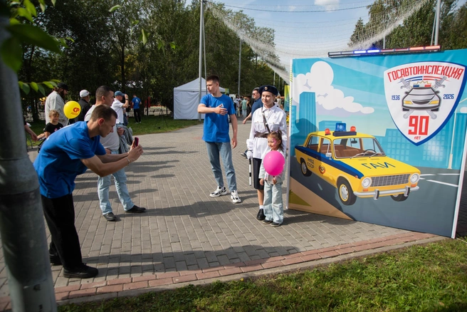Дети подходили сделать фото с постовым в красивой форме  | Источник: Надежда Тихомирова / 45.RU 