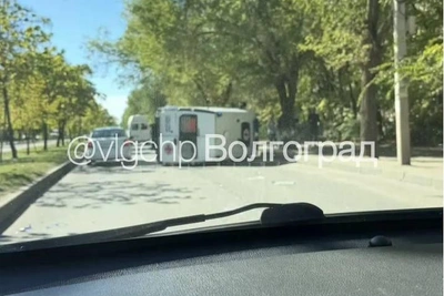 В Волгограде «Газель» скорой перевернулась на проспекте Столетова