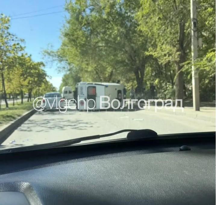 В Волгограде очевидцы сообщают об аварии с участием «скорой помощи» на юге города