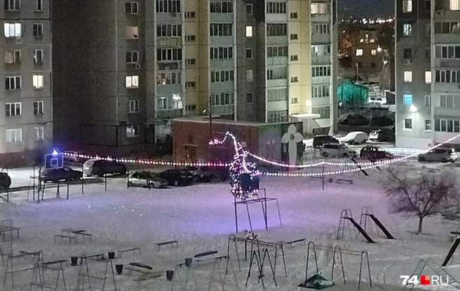 Во дворе уже чувствуется ощущение праздника, но гирлянду пока отключили | Источник: читатель 74.RU