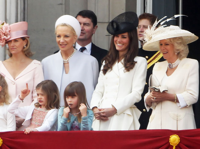 От Дианы до Кейт Миддлтон: самые яркие «балконные» кадры Trooping The Colour