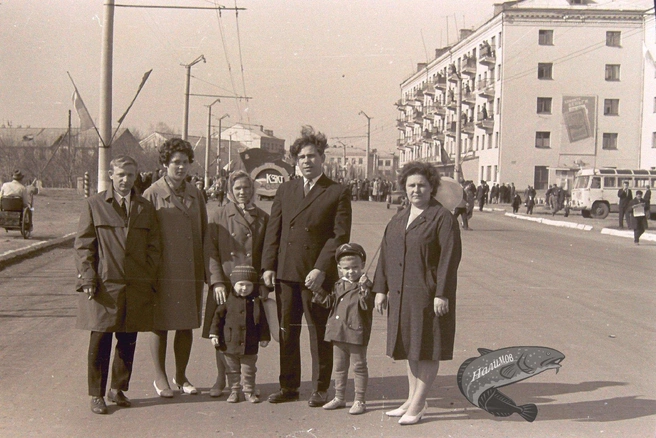 Курган, 1 мая 1968. Колонна демонстрантов завода КЗКТ на ул. Коли Мяготина  | Источник: Старый Курган Автор: Налимов Аркадий