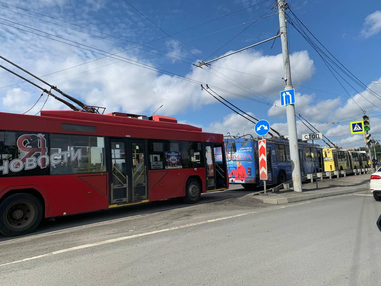 «Обрыв провода»: в Ярославле на крупном проспекте собралась пробка из-за вставших троллейбусов