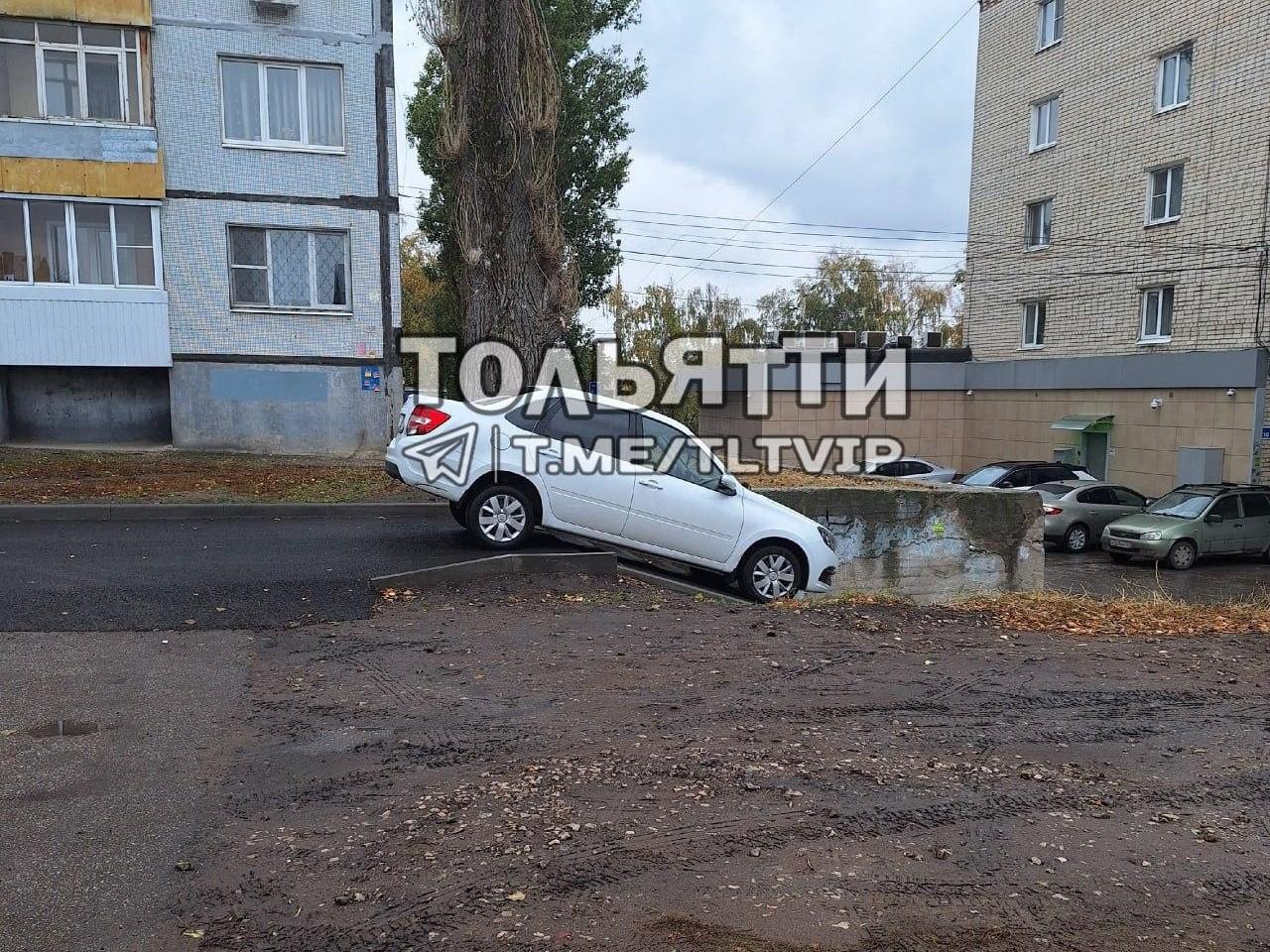 «А так можно было?» В Тольятти автохам для спуска на дорогу воспользовался лестницей — видео